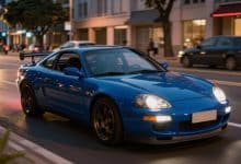 Carro esportivo personalizado acelerando por uma avenida urbana brasileira ao anoitecer, com iluminação vibrante e clima de jogo de corrida