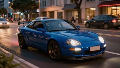 Carro esportivo personalizado acelerando por uma avenida urbana brasileira ao anoitecer, com iluminação vibrante e clima de jogo de corrida