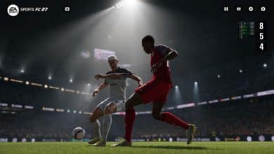 Partida de futebol virtual em EA SPORTS FC 27, com atletas disputando a bola sob os refletores de um estádio cheio.