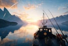 Barco de pesca em um lago amplo ao amanhecer, com montanhas ao fundo, equipamentos de pesca no convés e atmosfera de aventura em videogame.