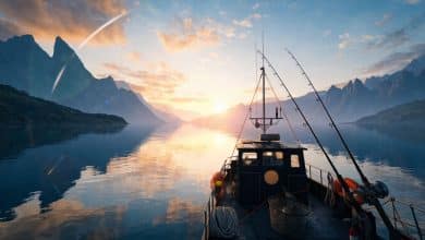 Barco de pesca em um lago amplo ao amanhecer, com montanhas ao fundo, equipamentos de pesca no convés e atmosfera de aventura em videogame.